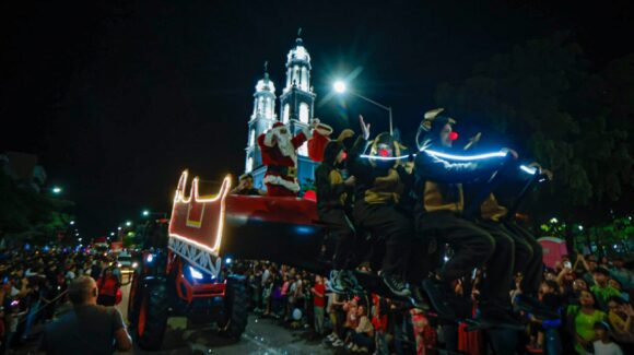 Miles de culiacanenses vibran con la magia del Desfile Navideño “Un Regalo de Paz” organizado por Kuroda