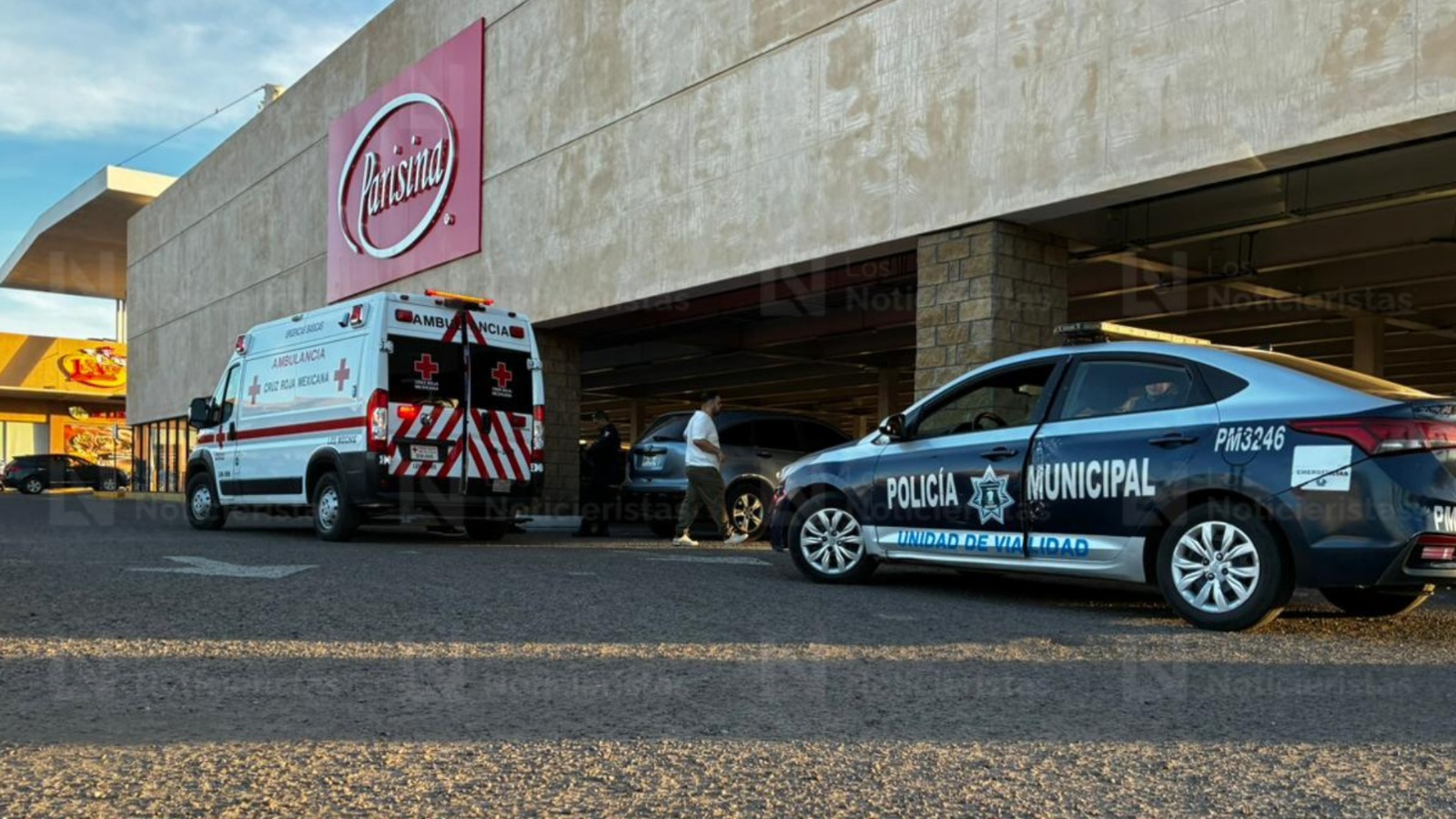 Despojan vehículo a abuelita y dos nietos en centro comercial de Los Mochis