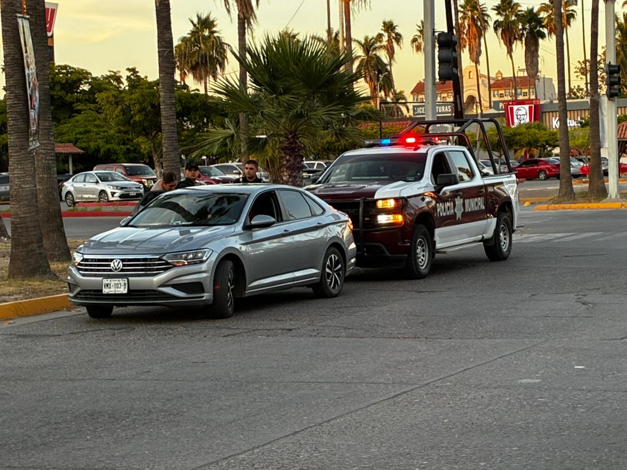 Despojan vehículo a abuelita y dos nietos en centro comercial de Los Mochis
