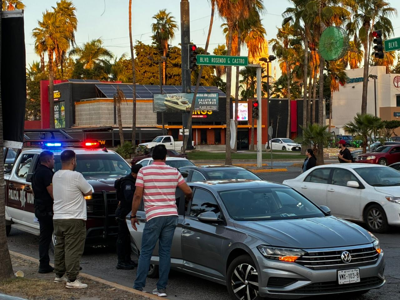 Despojan vehículo a abuelita y dos nietos en centro comercial de Los Mochis