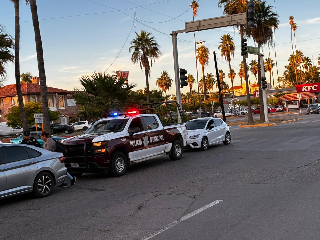 Despojan vehículo a abuelita y dos nietos en centro comercial de Los Mochis