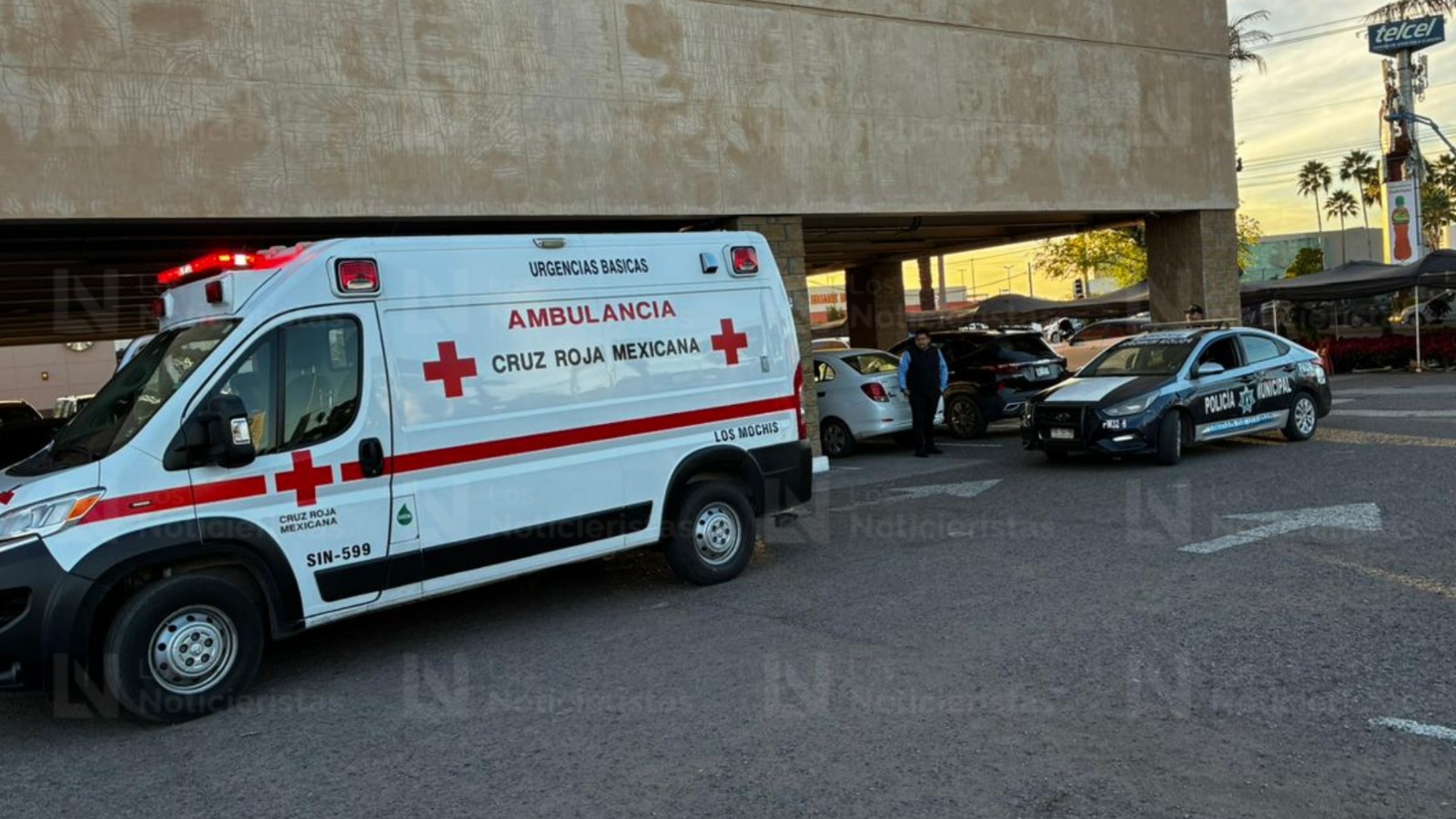 Despojan vehículo a abuelita y dos nietos en centro comercial de Los Mochis