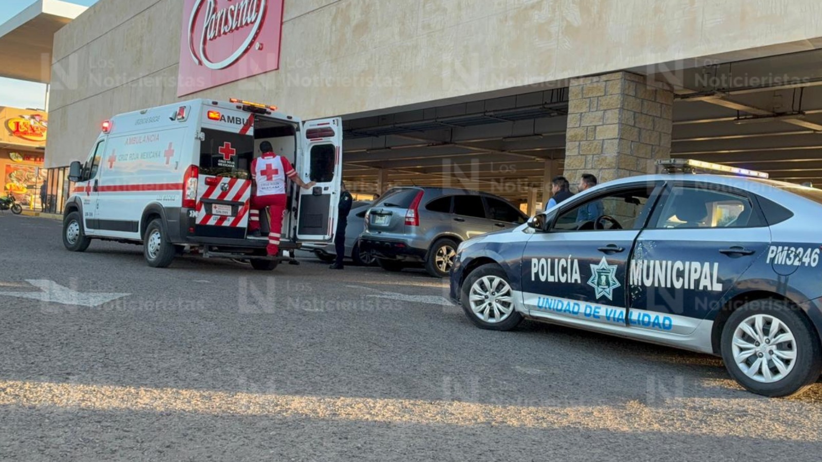Despojan vehículo a abuelita y dos nietos en centro comercial de Los Mochis