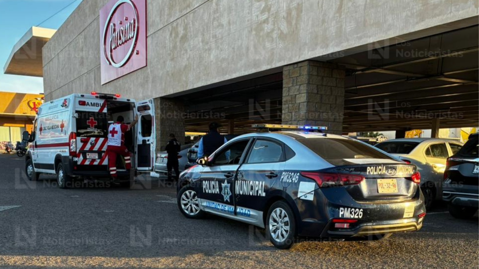 Despojan vehículo a abuelita y dos nietos en centro comercial de Los Mochis