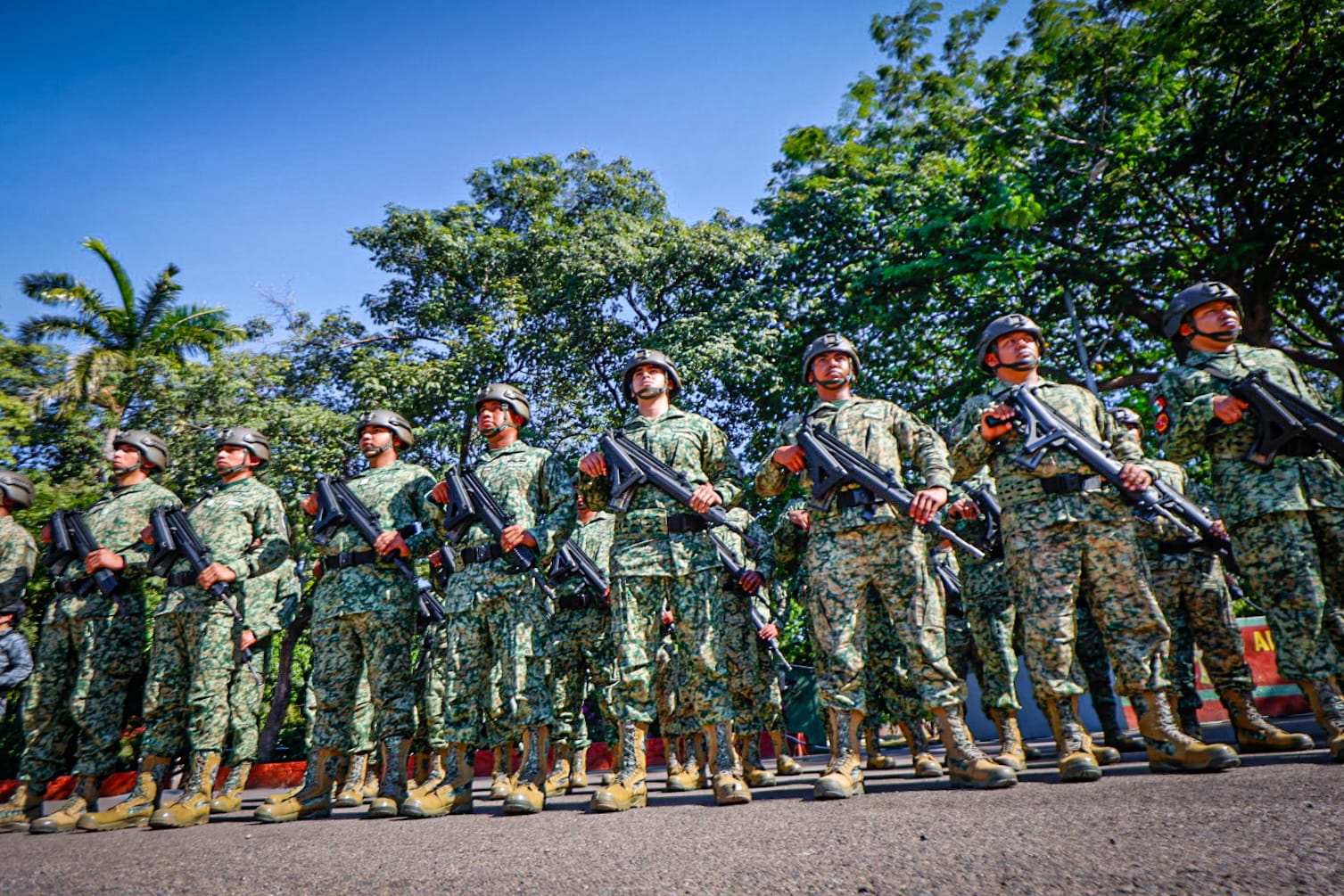 Militares en evento de destrucción de armas decomisadas y donadas en Sinaloa