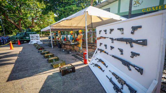 Rocha encabeza ceremonia de destrucción de armamento donado y decomisado en el cuartel militar en Culiacán, Sinaloa