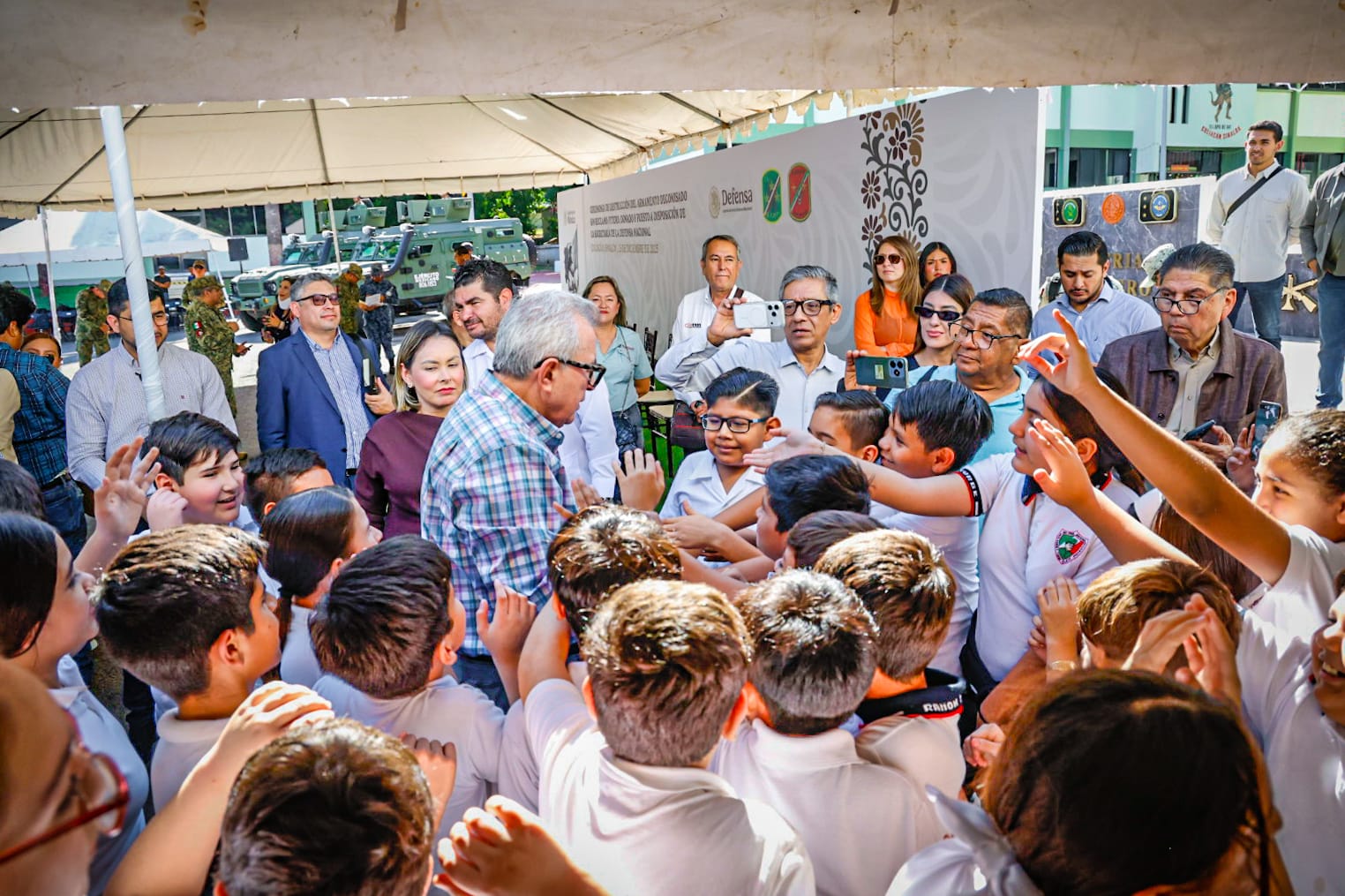 Rubén Rocha Moya con alumnos de la primaria General Ramón F. Iturbe