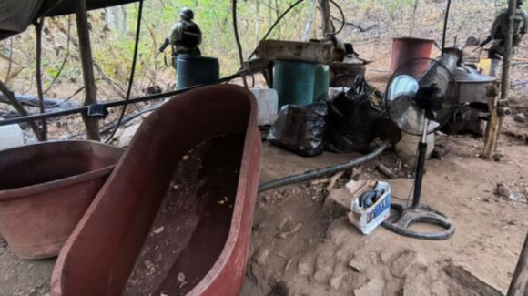 Militares destruyen 20 áreas de concentración de químicos y 3 laboratorios clandestinos en Culiacán y Cosalá, Sinaloa