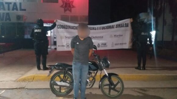 Detienen a hombre con una moto robada en Stanza Toscana en Culiacán, Sinaloa