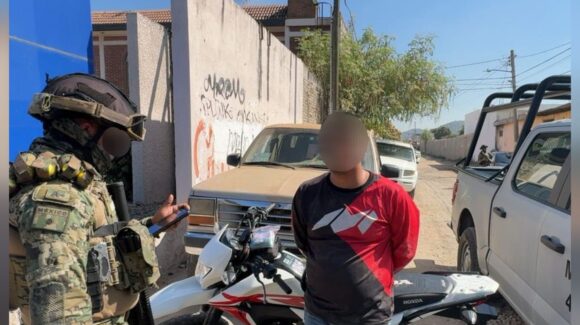 Detienen a dos hombres y aseguran droga y motocicletas en operativos en Mazatlán, Sinaloa