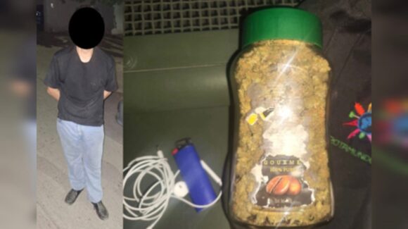 ¡La llevaba oculta en una botella de café! Con mariguana y cristal detienen a un civil en la colonia Libertad, en Culiacán, Sinaloa