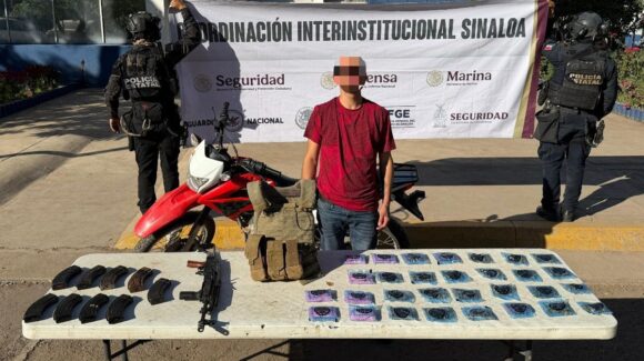 Cae civil con AK-47 y drogas durante recorridos de vigilancia en Villa Juárez, en Navolato, Sinaloa