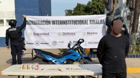 Con mil pesos y un cuchillo, detienen a sujeto por robar una farmacia en Villas del Río, Culiacán, Sinaloa