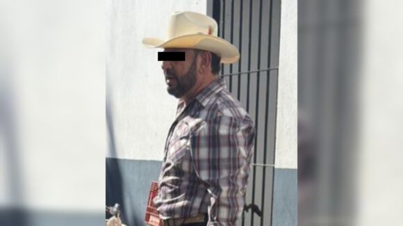 Detienen al director de Vialidad y Transporte Marcos Osuna por tirar basura y agredir a policías de Ahome, Sinaloa