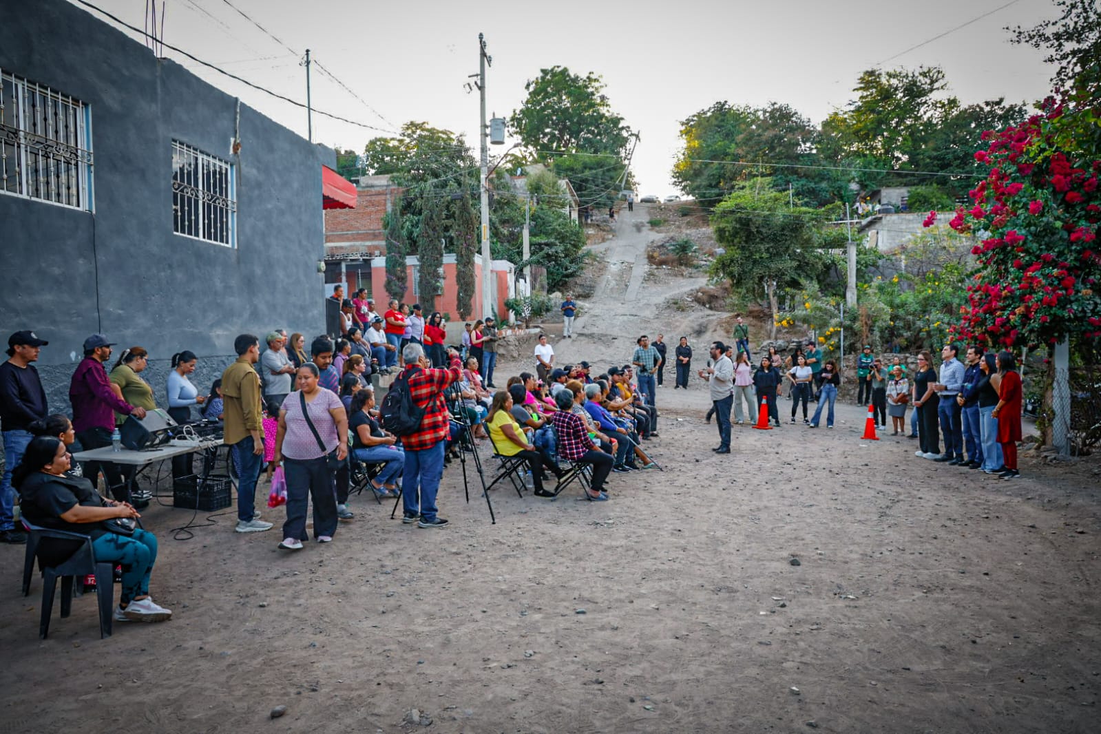 Juan de Dios Gámez establece diálogo con vecinos de Las Cascadas