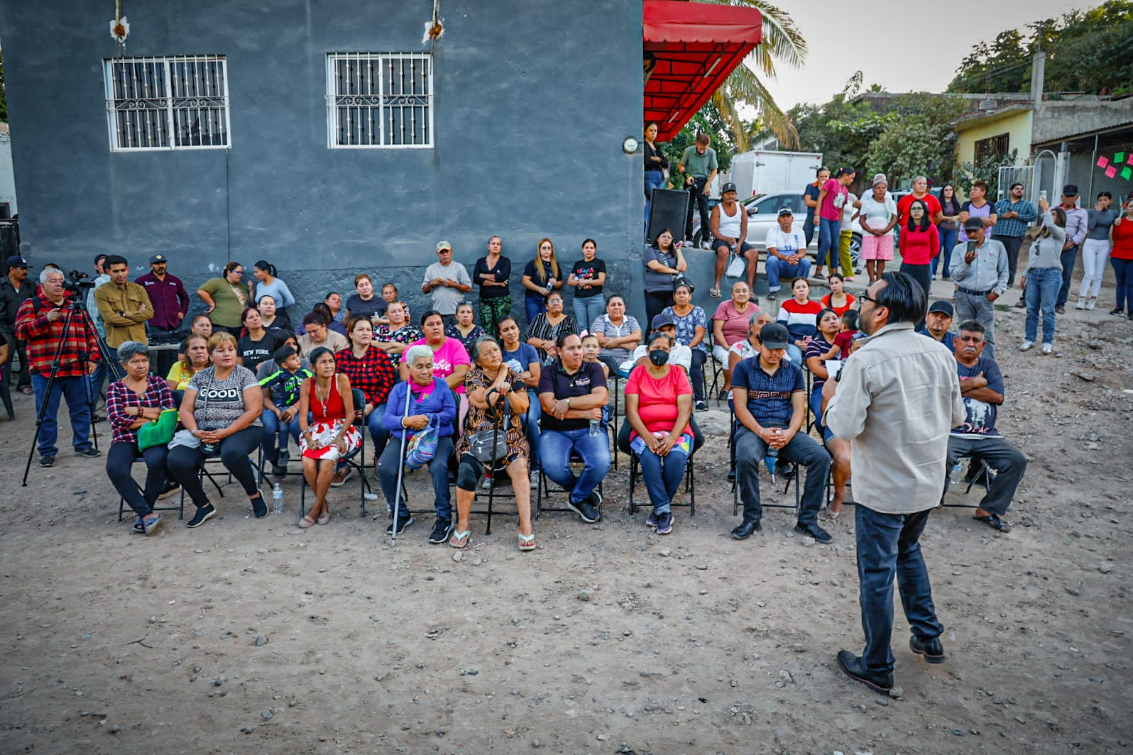 Juan de Dios Gámez establece diálogo con vecinos de Las Cascadas