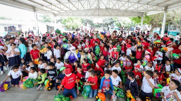 DIF Sinaloa lleva espíritu navideño y apoyos invernales a familias del sur en el cuarto día de su Caravana