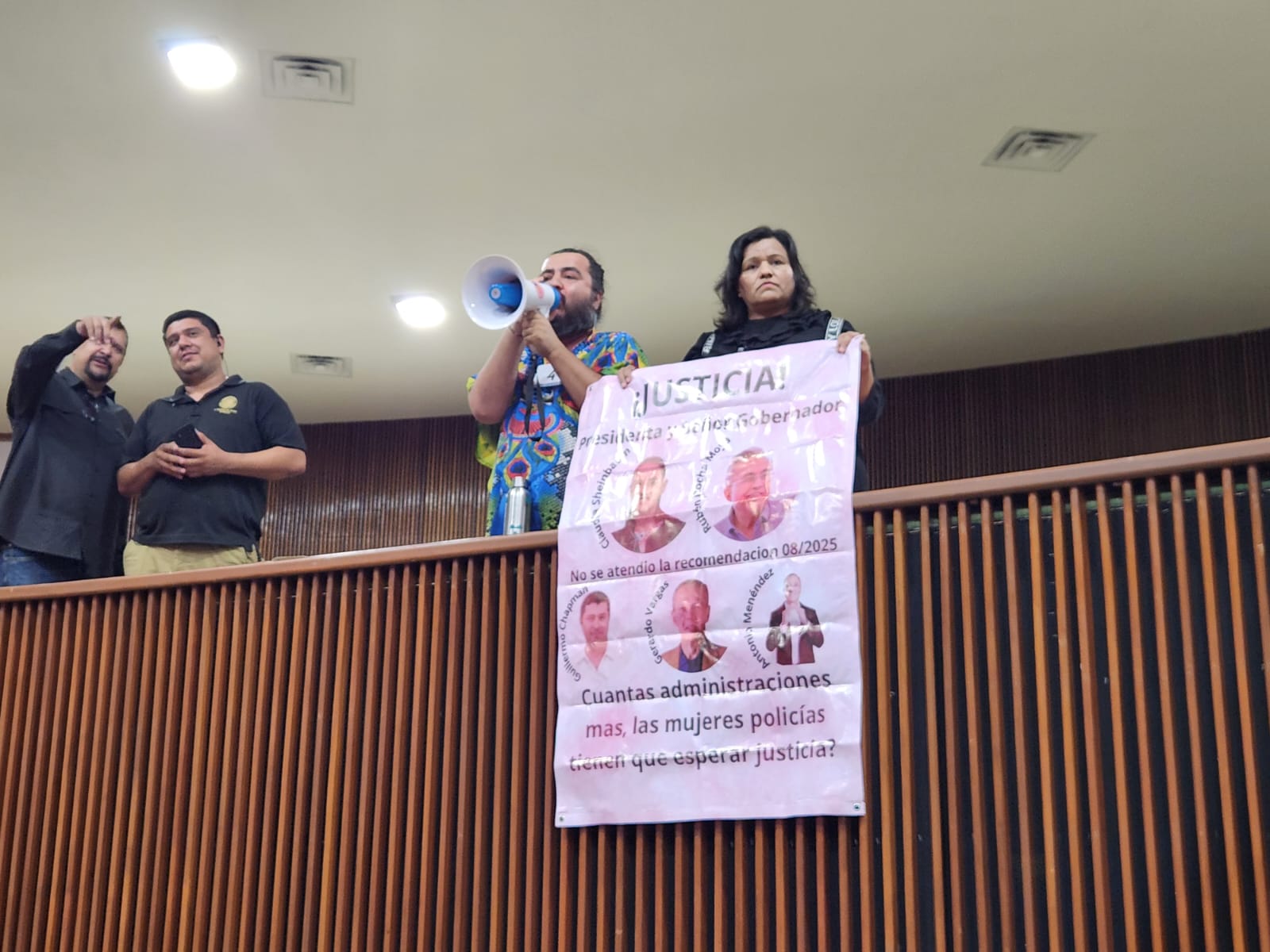 Dignora Valdez y Ximena Con Equis protestan en el Congreso de Sinaloa