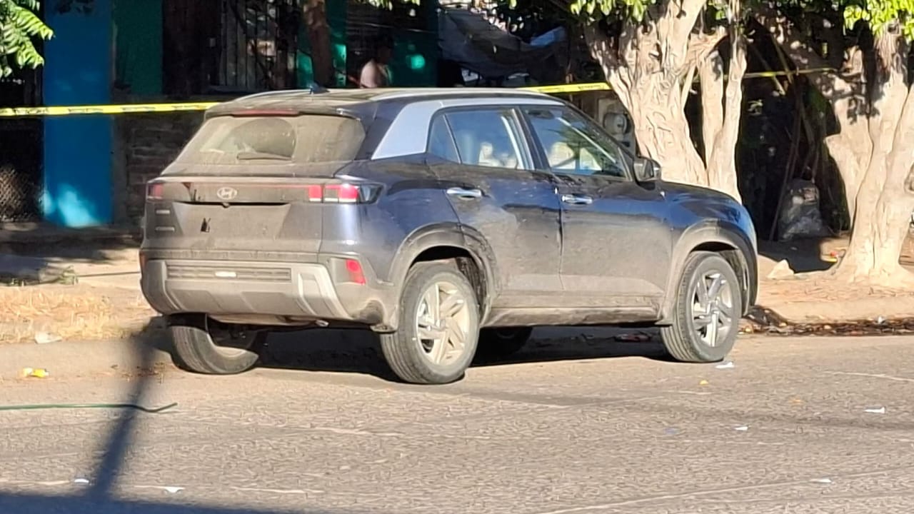 vehículo abandonado y casquillos percutidos