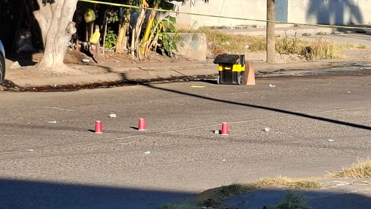 vehículo abandonado y casquillos percutidos