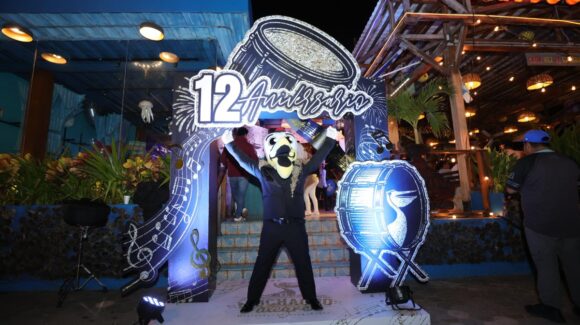 ‘El Muchacho Alegre’, icono de Playa Norte en Mazatlán, Sinaloa está de fiesta y te invita a su 12 aniversario