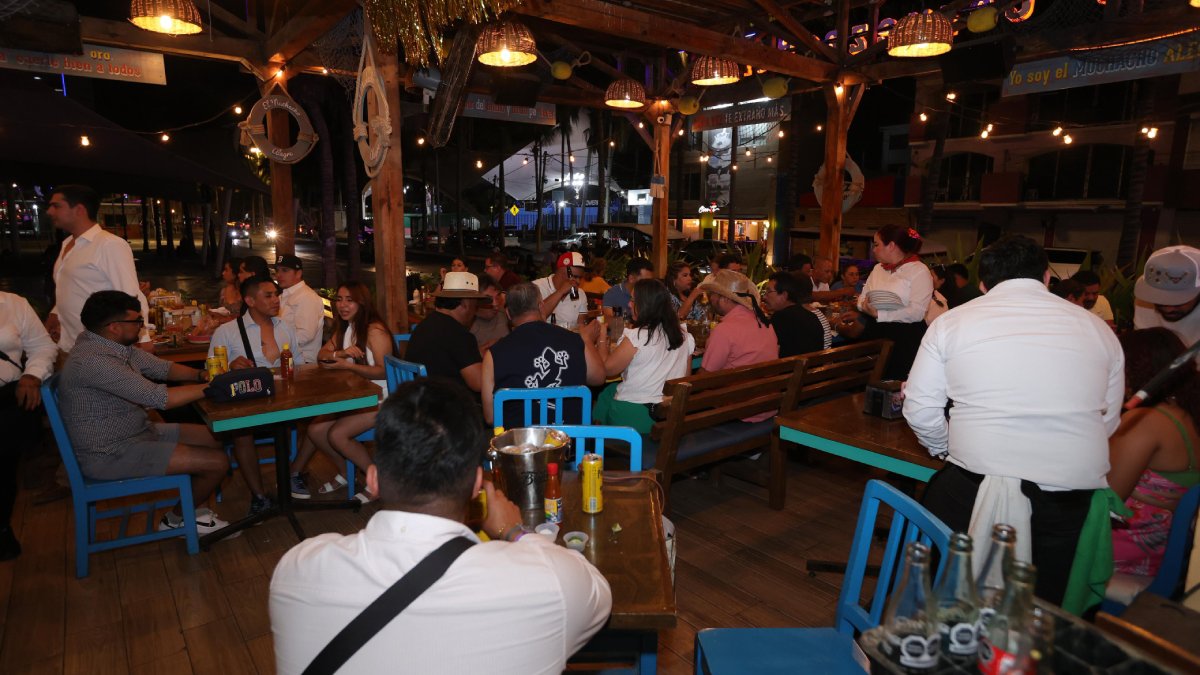 doce aniversario de el muchacho alegre en mazatlan restaurant