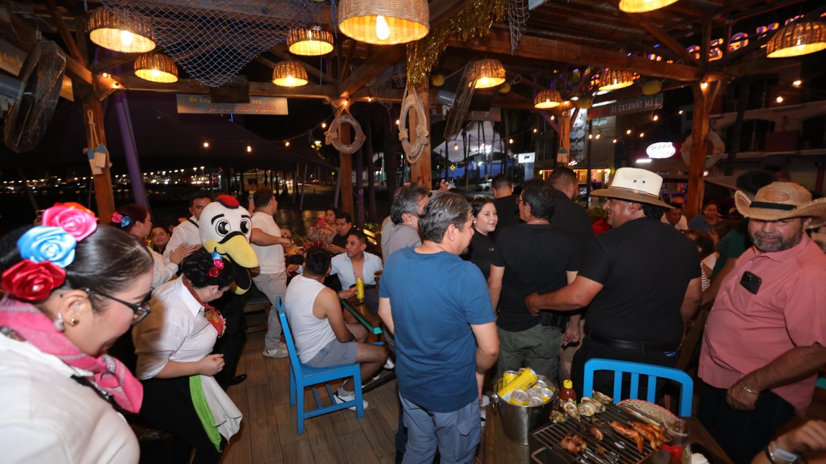 doce aniversario de el muchacho alegre en mazatlan restaurante