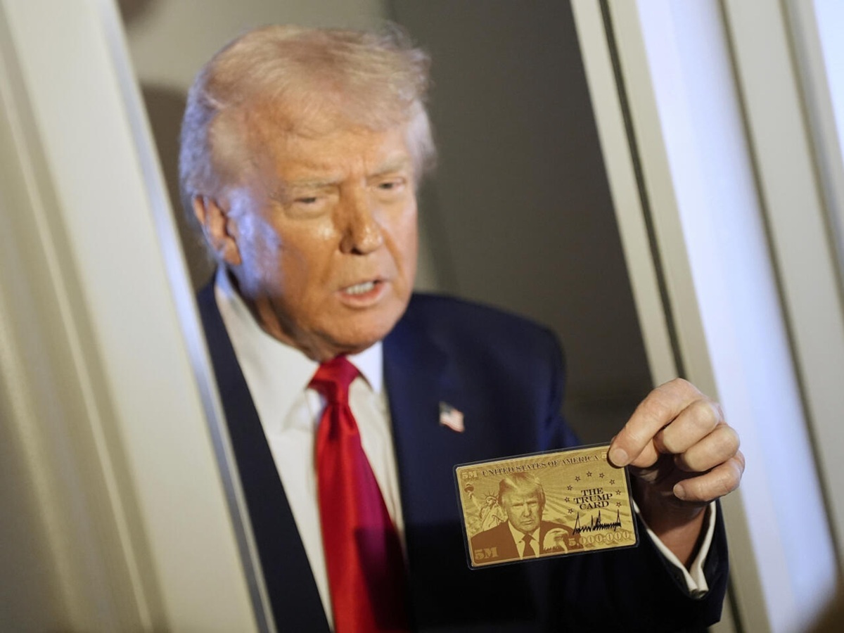 Donald Trump mostrando la Visa Dorada