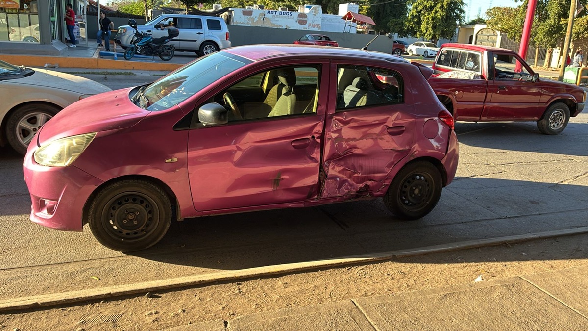 Dos adolescentes lesionados tras impactarse contra vehículo en Los Mochis