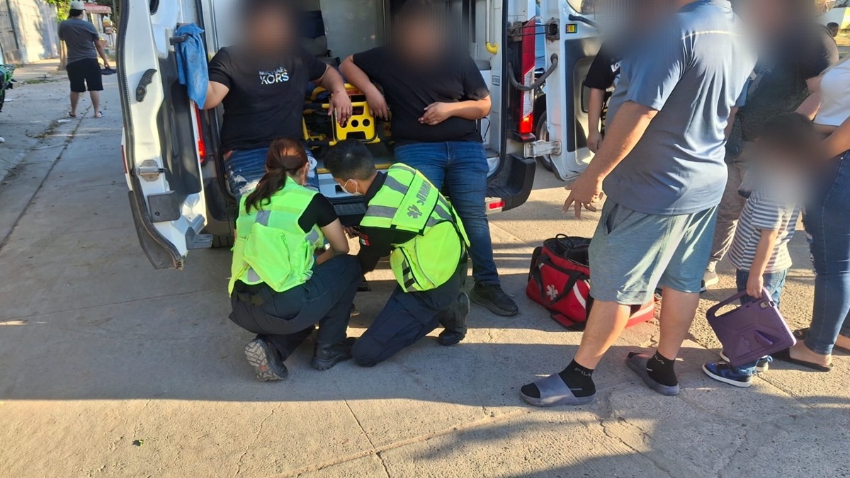Dos adolescentes lesionados tras impactarse contra vehículo en Los Mochis