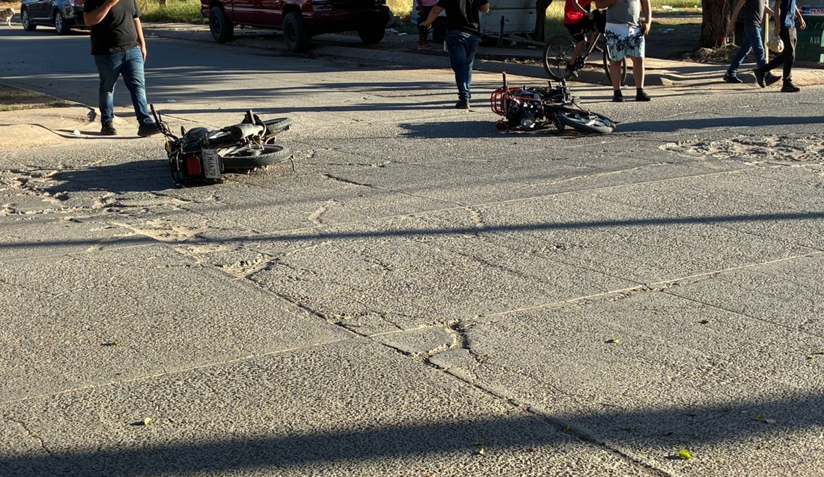 Dos adolescentes lesionados tras impactarse contra vehículo en Los Mochis