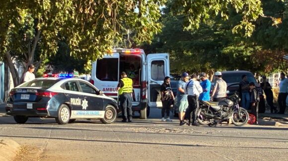 Adolescentes resultan con fracturas tras chocar en sus motocicletas contra un vehículo en Las Canteras de Los Mochis, Sinaloa