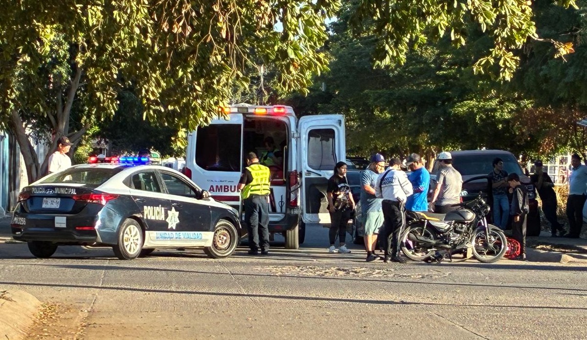 Dos adolescentes lesionados tras impactarse contra vehículo en Los Mochis