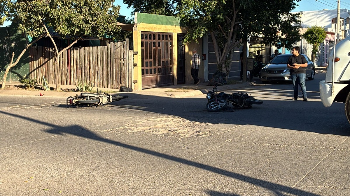 Dos adolescentes lesionados tras impactarse contra vehículo en Los Mochis