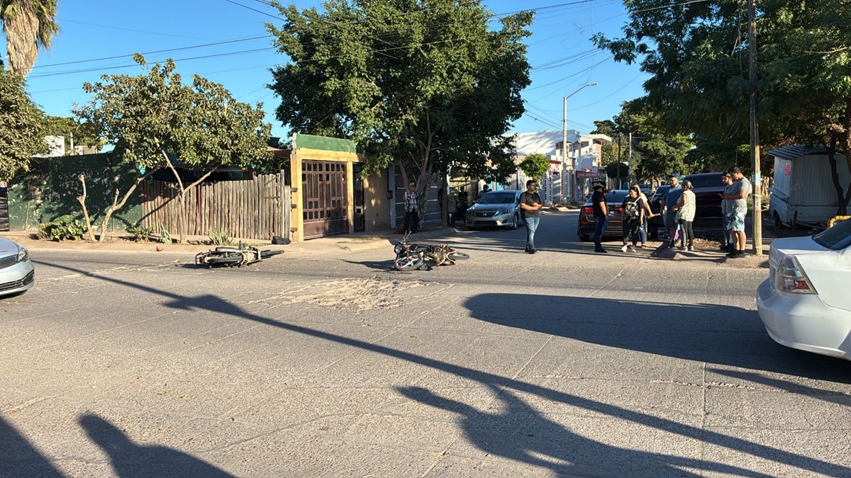 Dos adolescentes lesionados tras impactarse contra vehículo en Los Mochis
