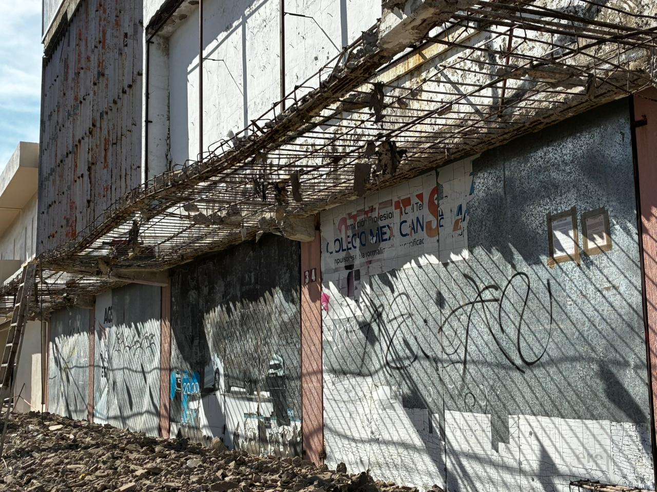 Destrucción de marquesina del edificio de La Violeta