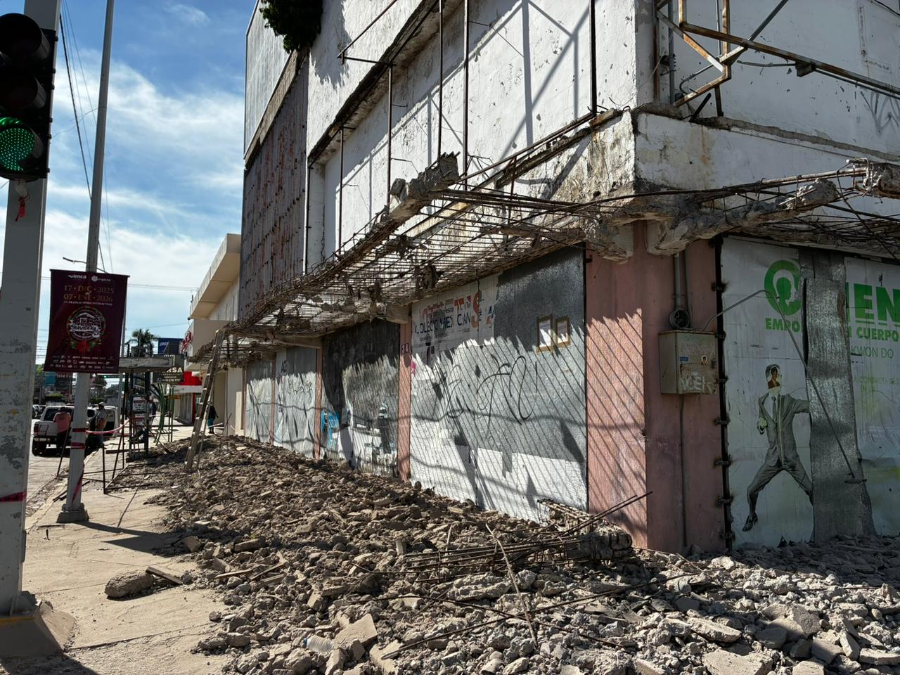 Destrucción de marquesina del edificio de La Violeta