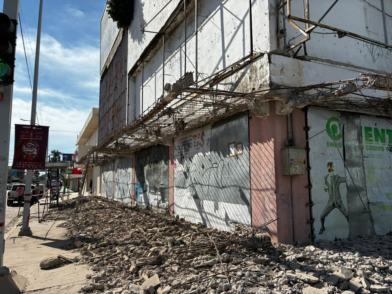 Destrucción de marquesina del edificio de La Violeta