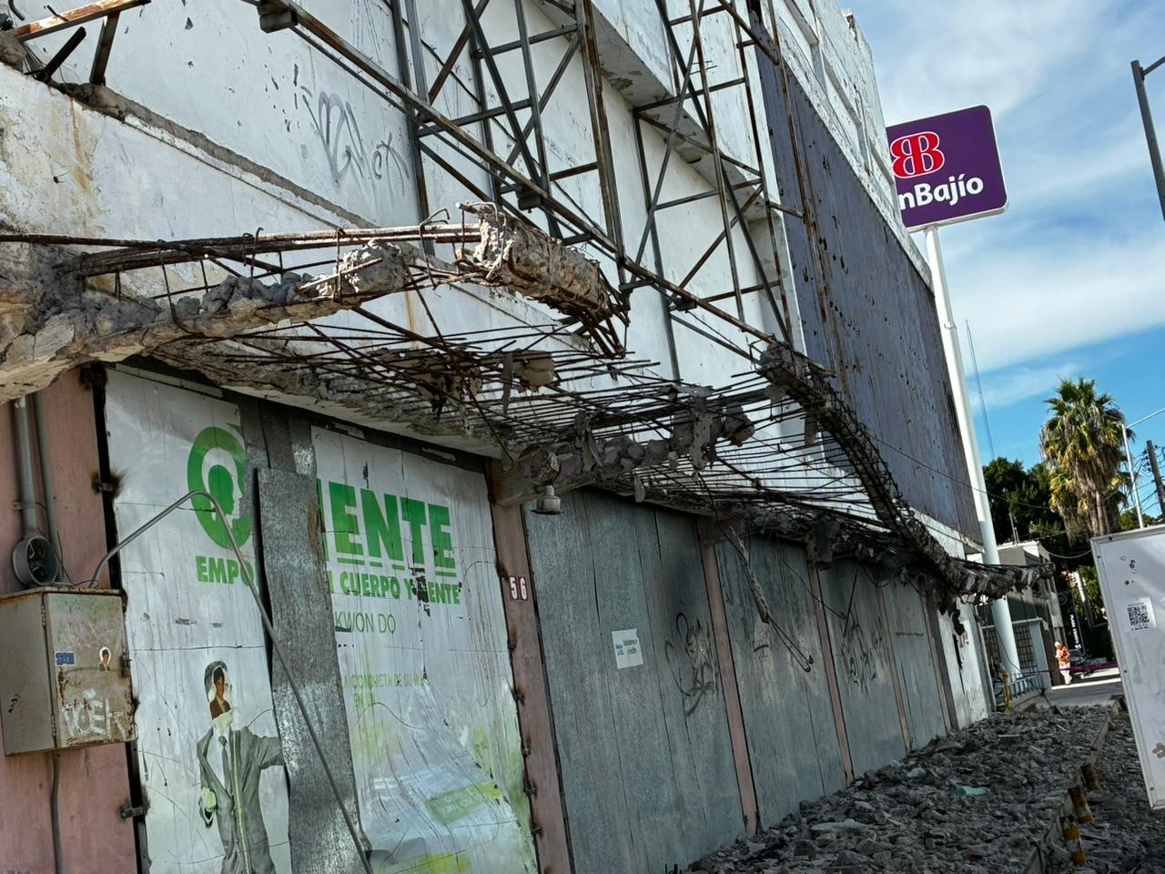 Destrucción de marquesina del edificio de La Violeta