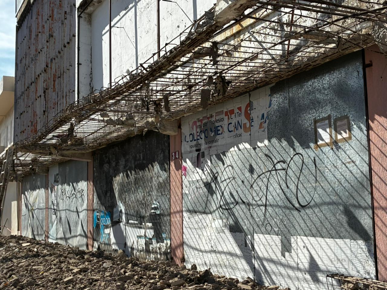 Destrucción de marquesina del edificio de La Violeta
