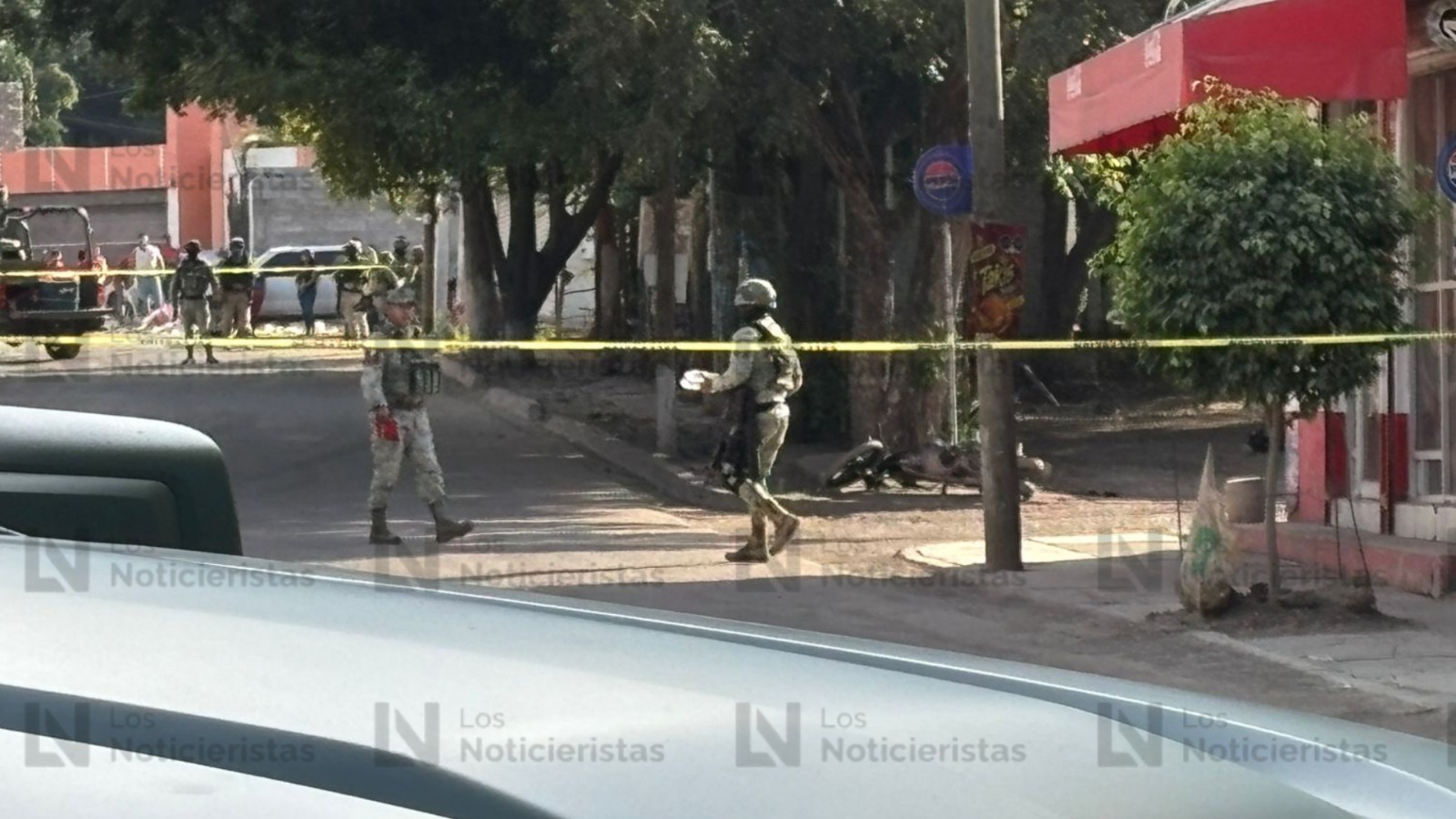 Ejército Mexicano resguarda los indicios del crimen contra joven motociclista