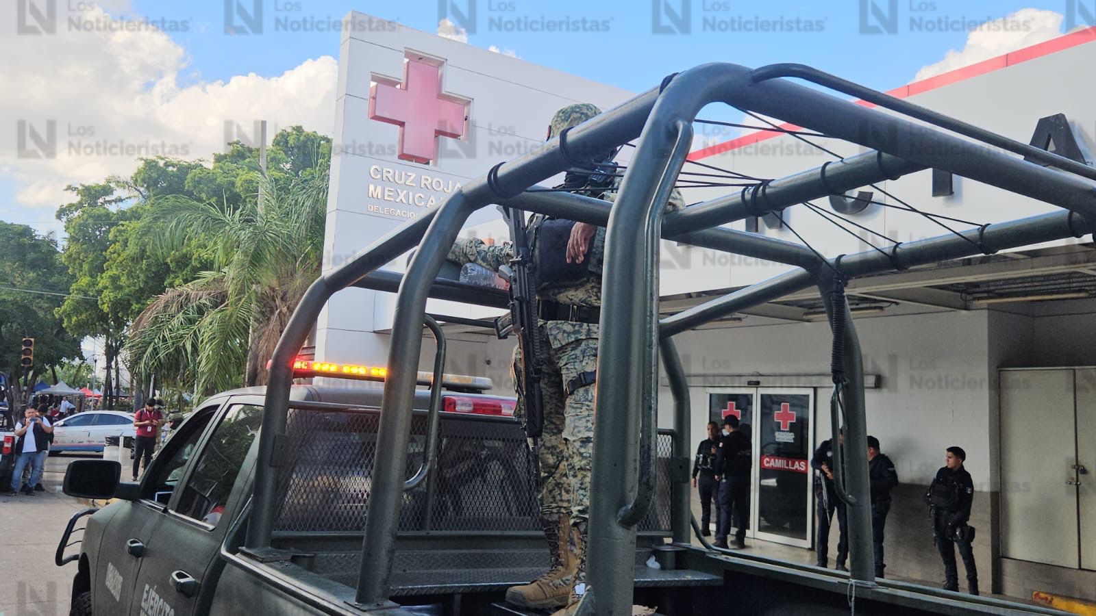 camioneta del Ejercito afuera de la Cruz Roja