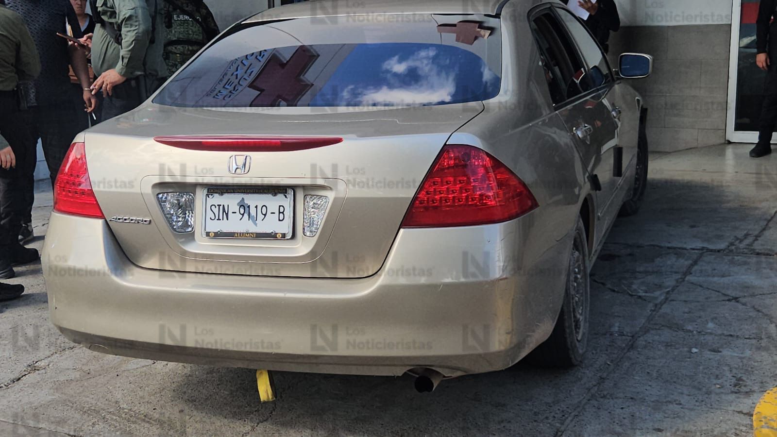 Vehículo donde era transportado un hombre herido a balazos