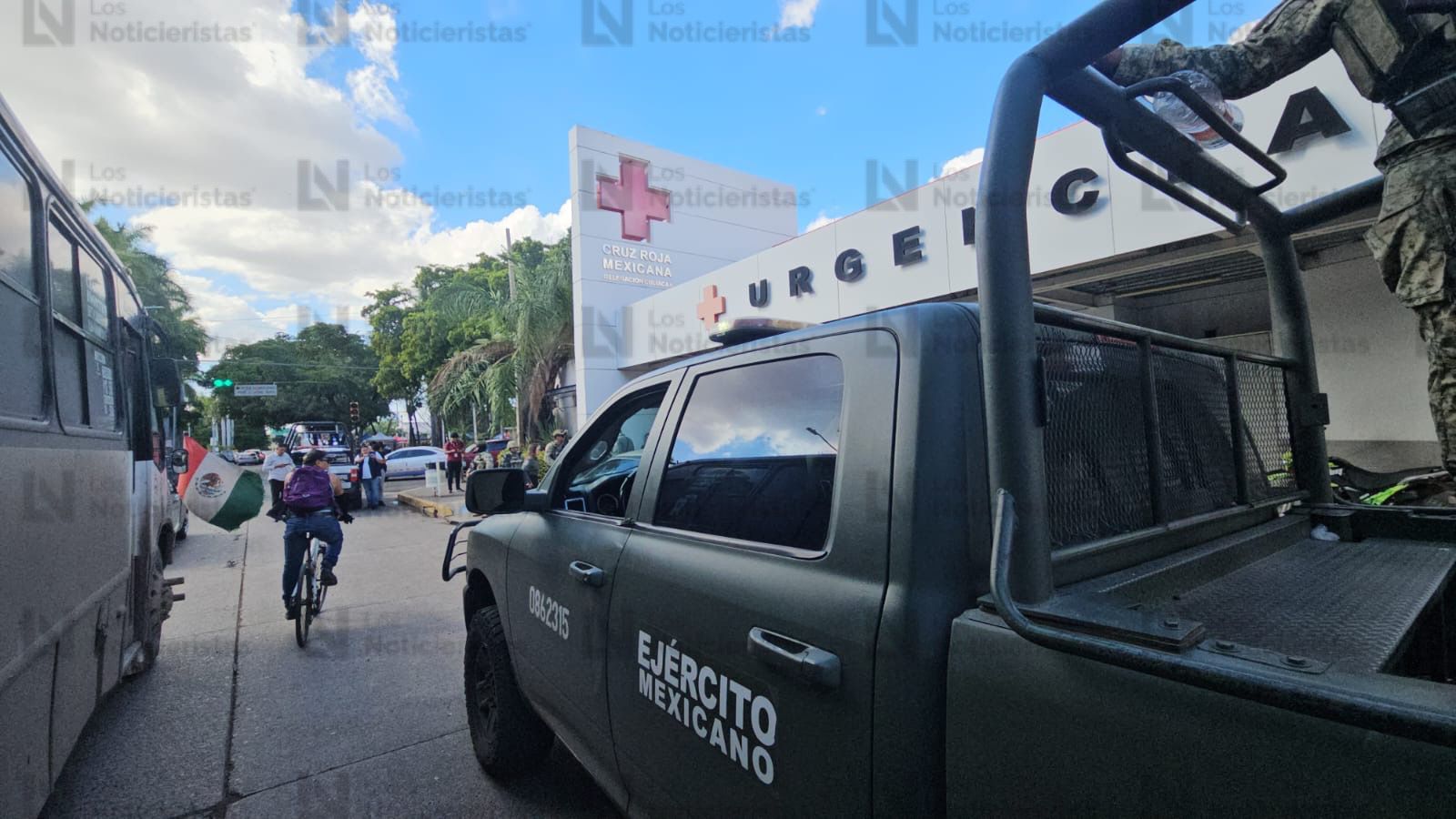 camioneta del Ejercito afuera de la Cruz Roja