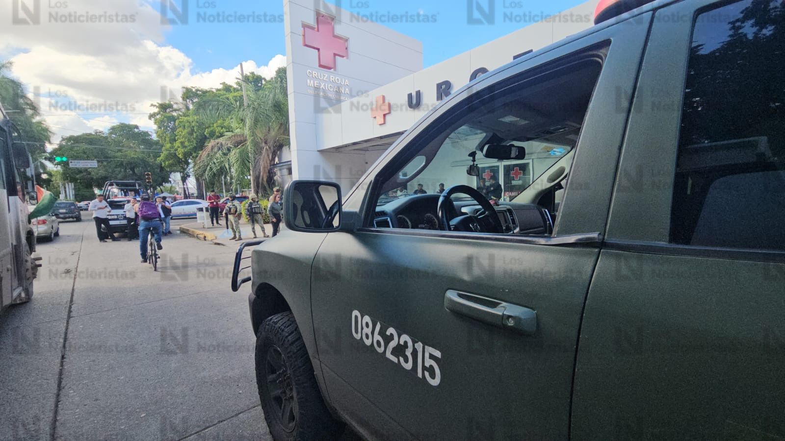 camioneta del Ejercito afuera de la Cruz Roja