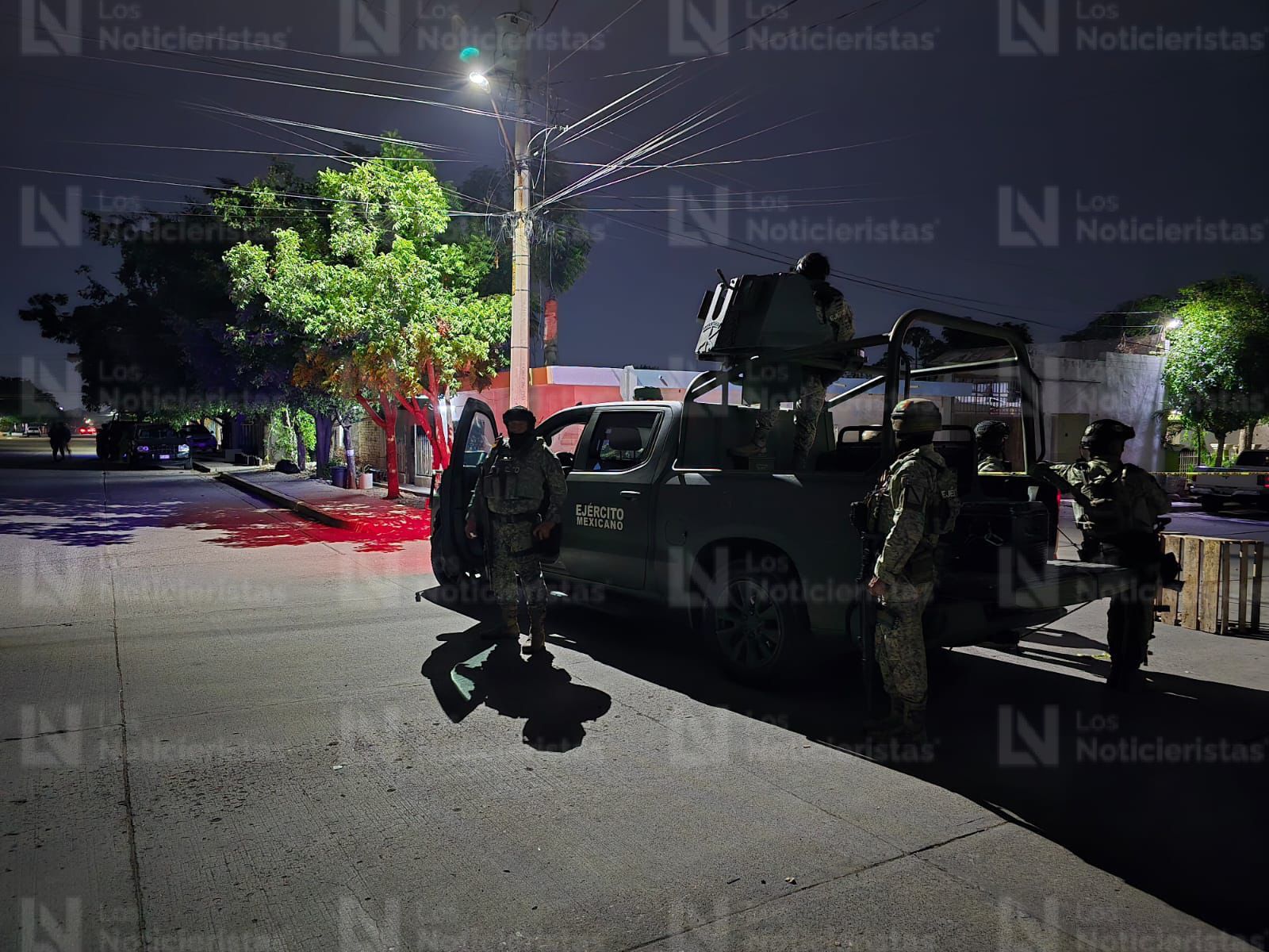 Militares cuidan el lugar donde un hombre fue baleado en Culiacán