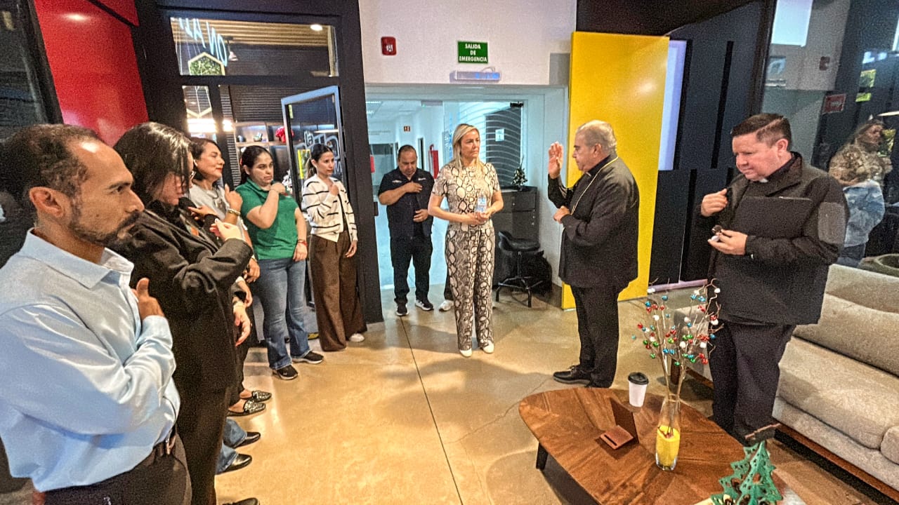 el Obispo de la Diocesis de Culiacán Jesus Jose Herrera Quiñonez visito vibra radio