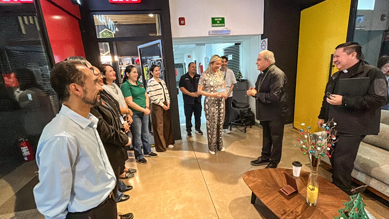 el Obispo de la Diocesis de Culiacán Jesus Jose Herrera Quiñonez visito vibra radio