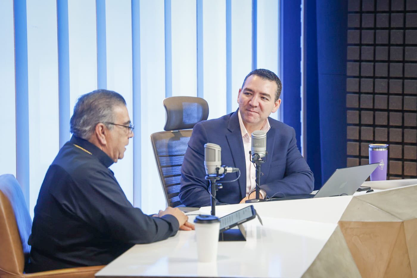 el Obispo de la Diocesis de Culiacán Jesus Jose Herrera Quiñonez visito vibra radio