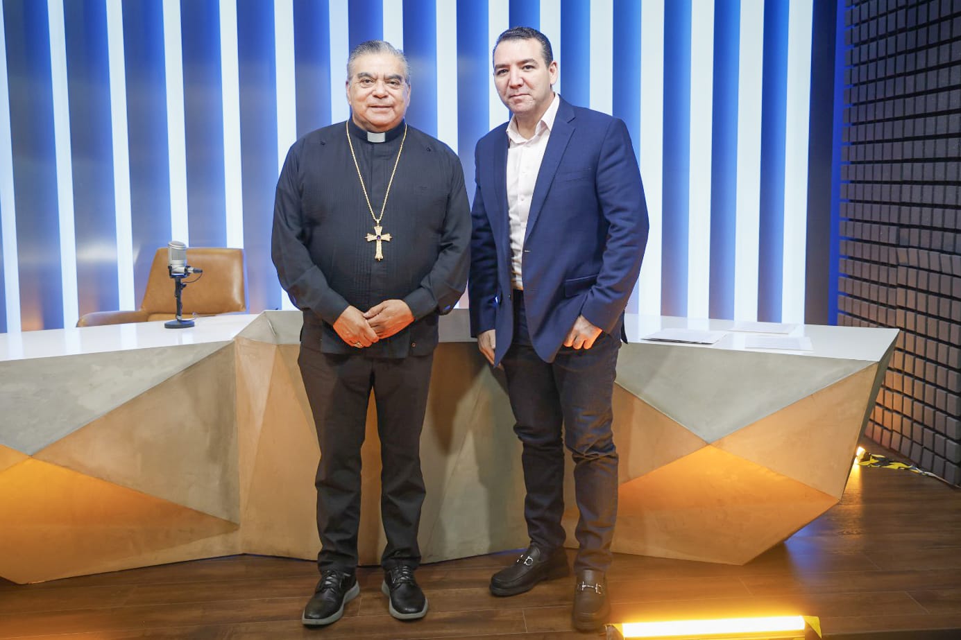 el Obispo de la Diocesis de Culiacán Jesus Jose Herrera Quiñonez visito vibra radio